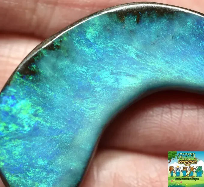 フルフェイス ボルダーオパール 三日月形 青緑系遊色 クリーンフェイス